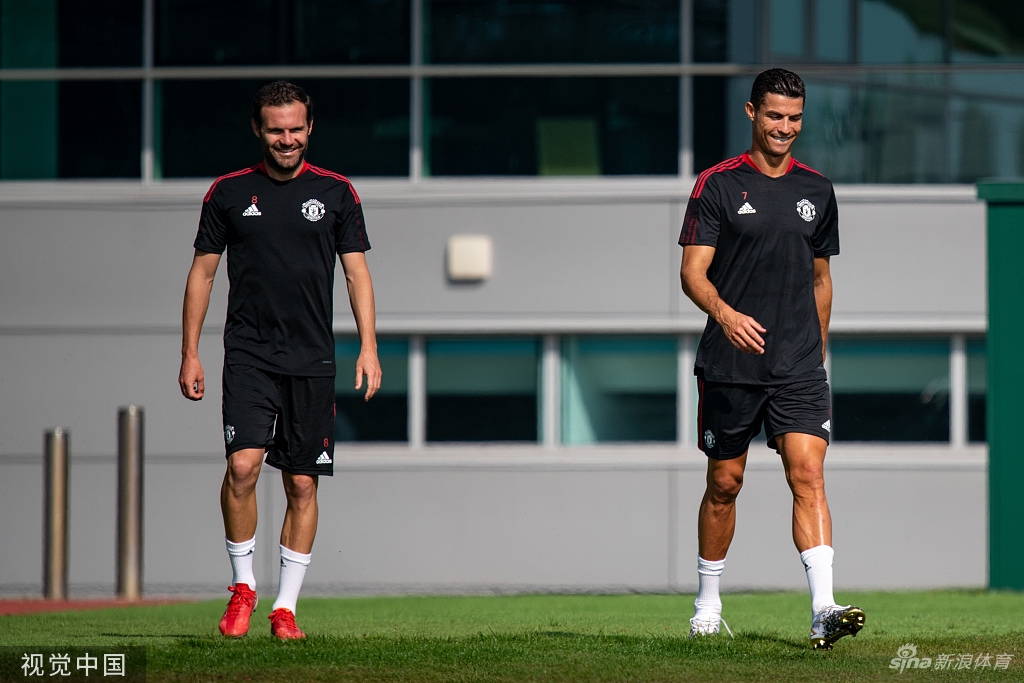 Super Idol的笑容！C罗回归曼联首训