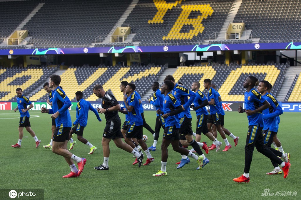 曼联备战训练欧冠小组赛 C罗桑乔吸引眼球