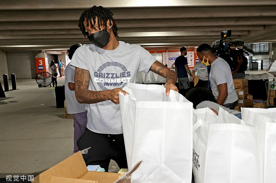 孟菲斯灰熊球员出席活动 亚当斯大包小包超卖力