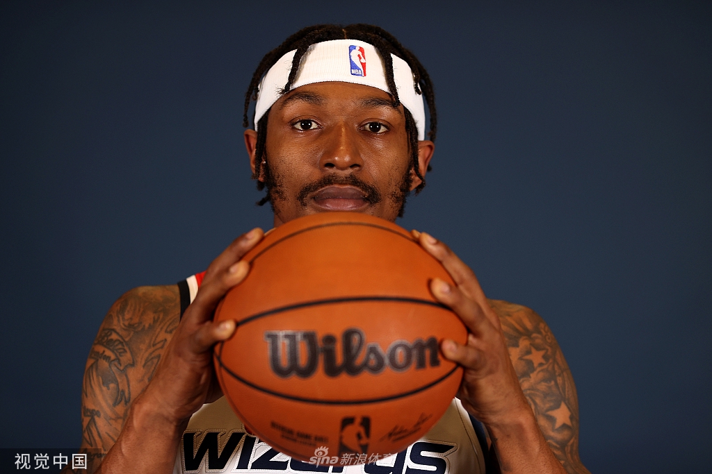 比尔引领奇才媒体日拍摄写真