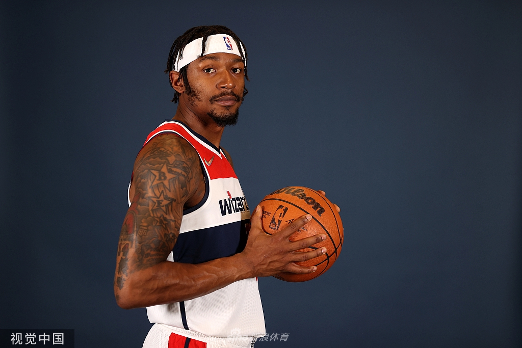 比尔引领奇才媒体日拍摄写真