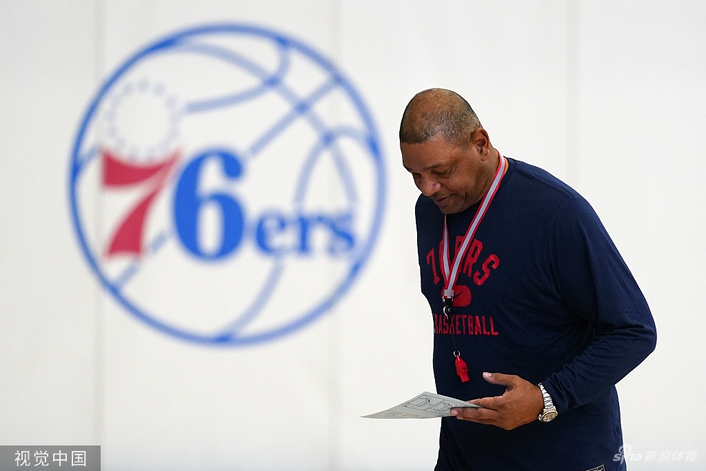 西蒙斯参加76人训练 犹如陌生人一言不发