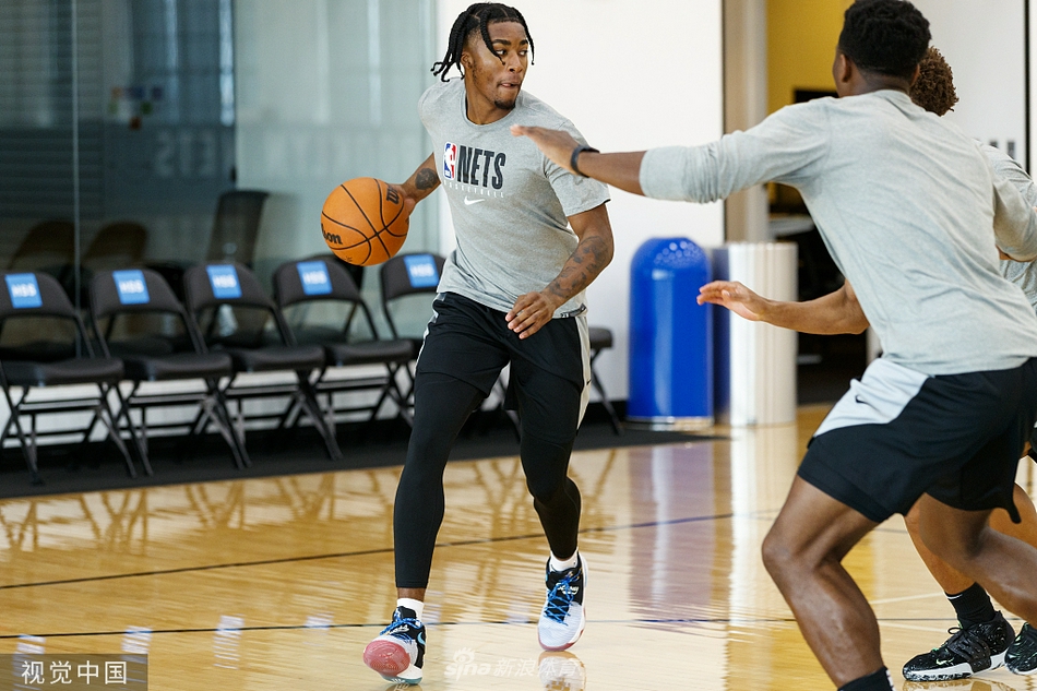 篮网训练备战哈登练防守 杜兰特红帽瞩目