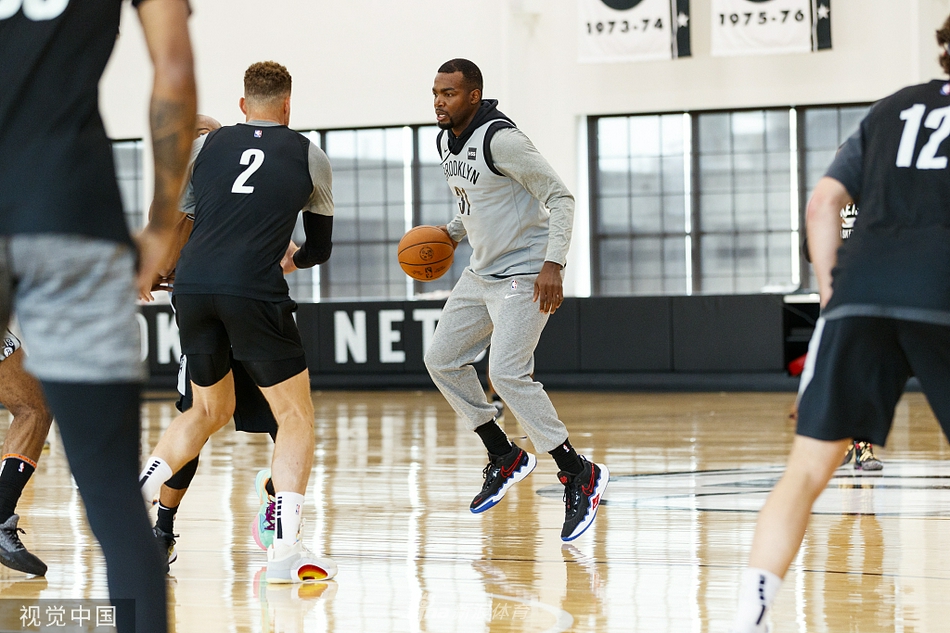篮网训练备战哈登练防守 杜兰特红帽瞩目