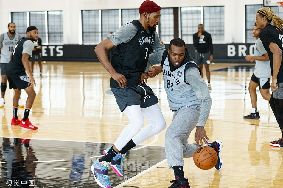 篮网训练备战哈登练防守 杜兰特红帽瞩目