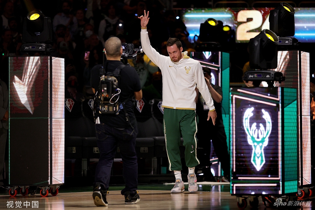 字母哥领衔雄鹿领取总冠军戒指