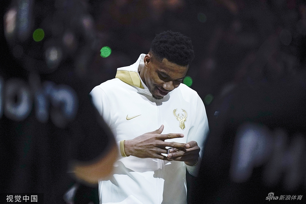 字母哥领衔雄鹿领取总冠军戒指