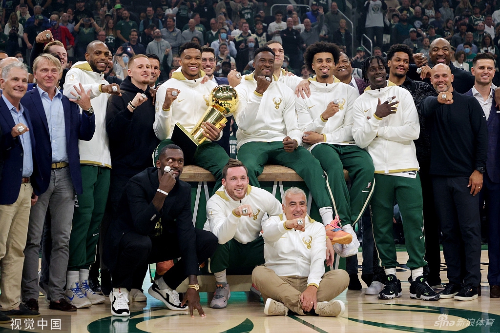 字母哥领衔雄鹿领取总冠军戒指