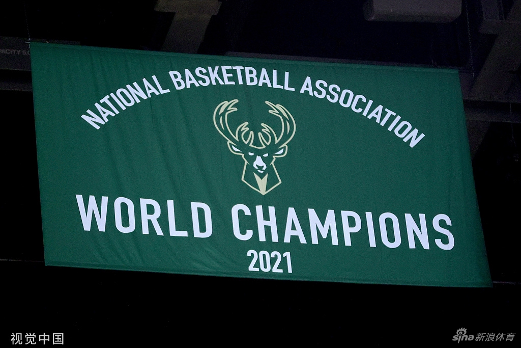 字母哥领衔雄鹿领取总冠军戒指