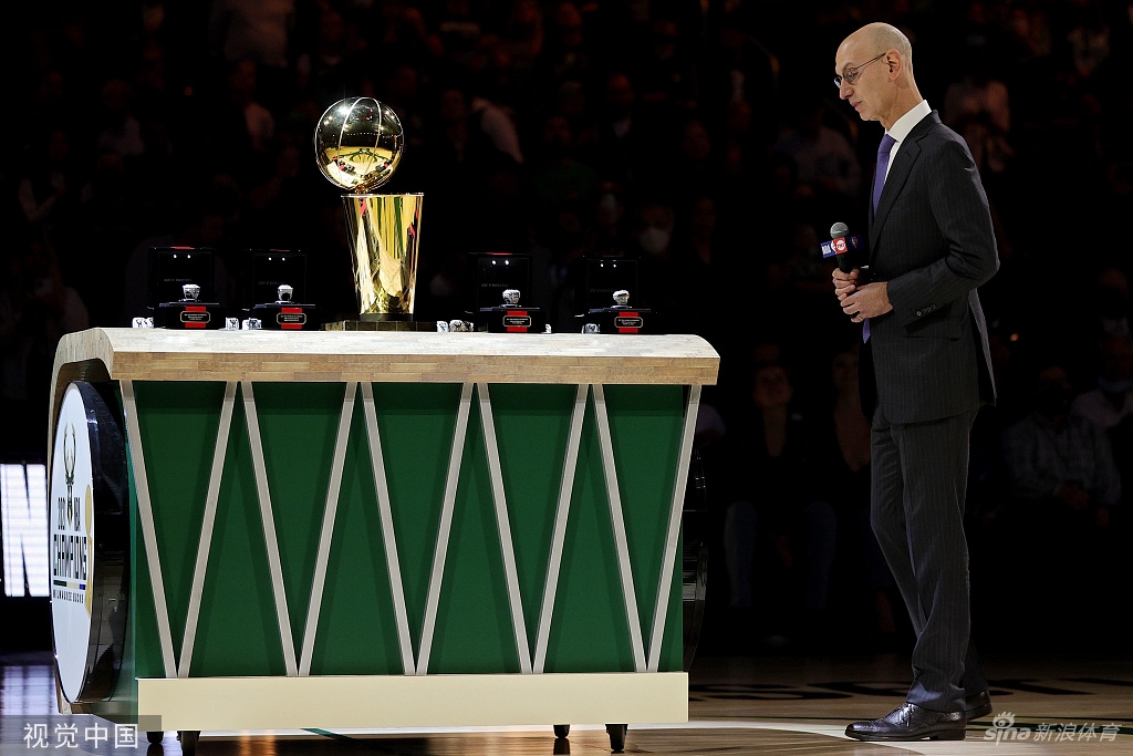 字母哥领衔雄鹿领取总冠军戒指