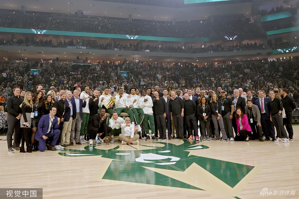 字母哥领衔雄鹿领取总冠军戒指