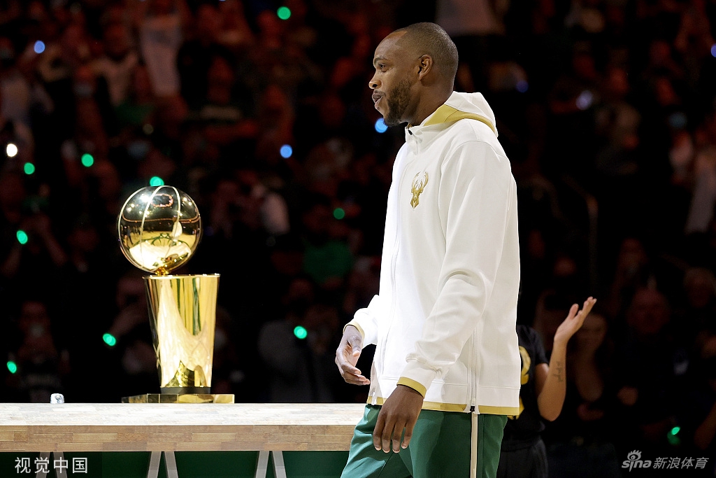 字母哥领衔雄鹿领取总冠军戒指