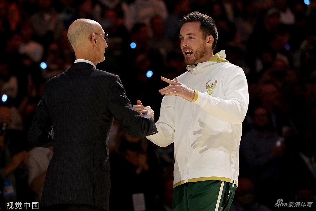 字母哥领衔雄鹿领取总冠军戒指