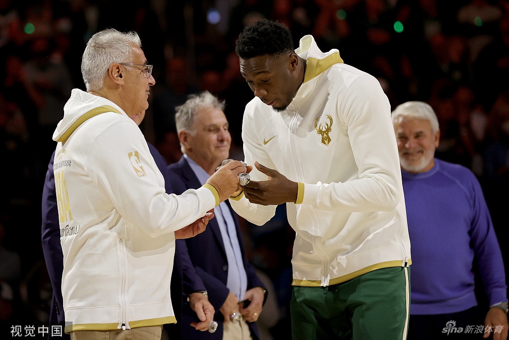 字母哥领衔雄鹿领取总冠军戒指