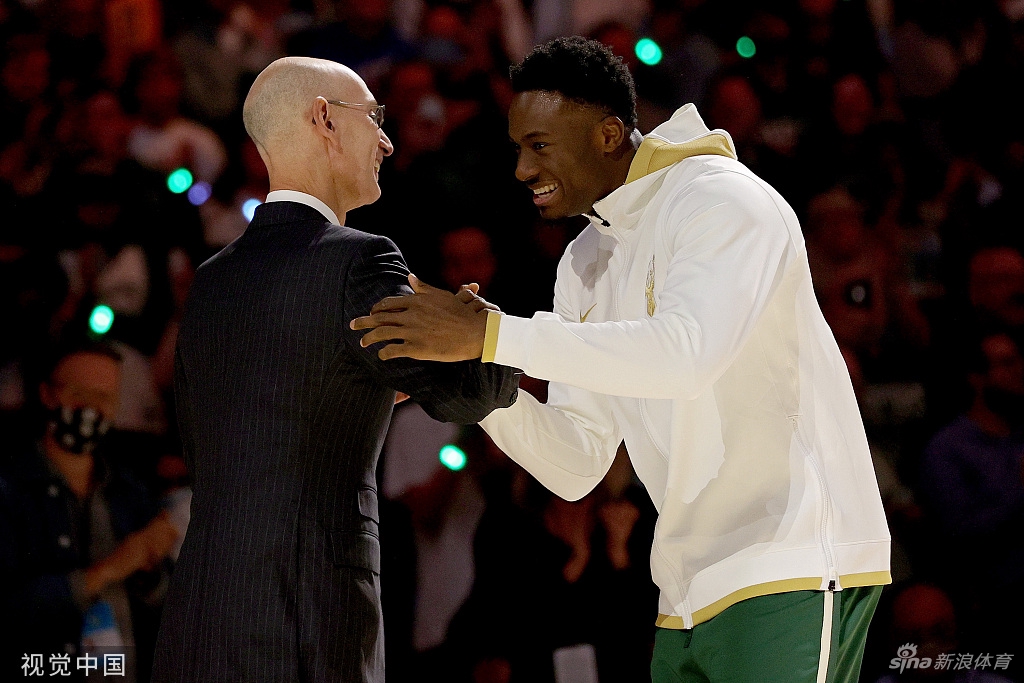 字母哥领衔雄鹿领取总冠军戒指