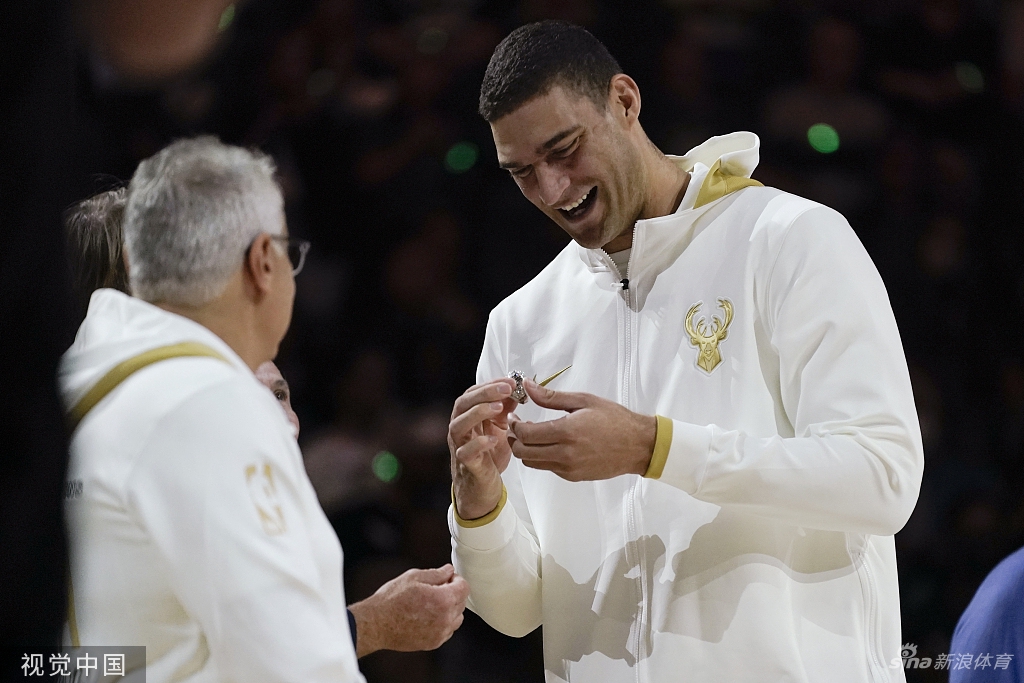 字母哥领衔雄鹿领取总冠军戒指