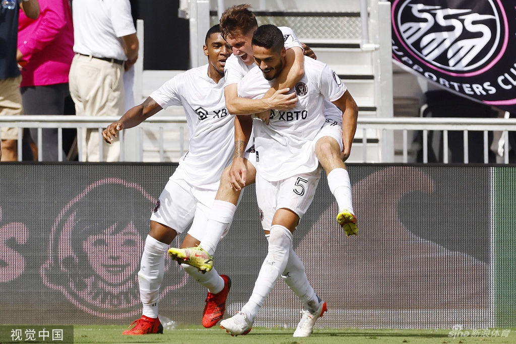 贝克汉姆观战大联盟比赛 依旧帅气逼人