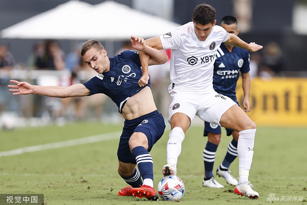 贝克汉姆观战大联盟比赛 依旧帅气逼人