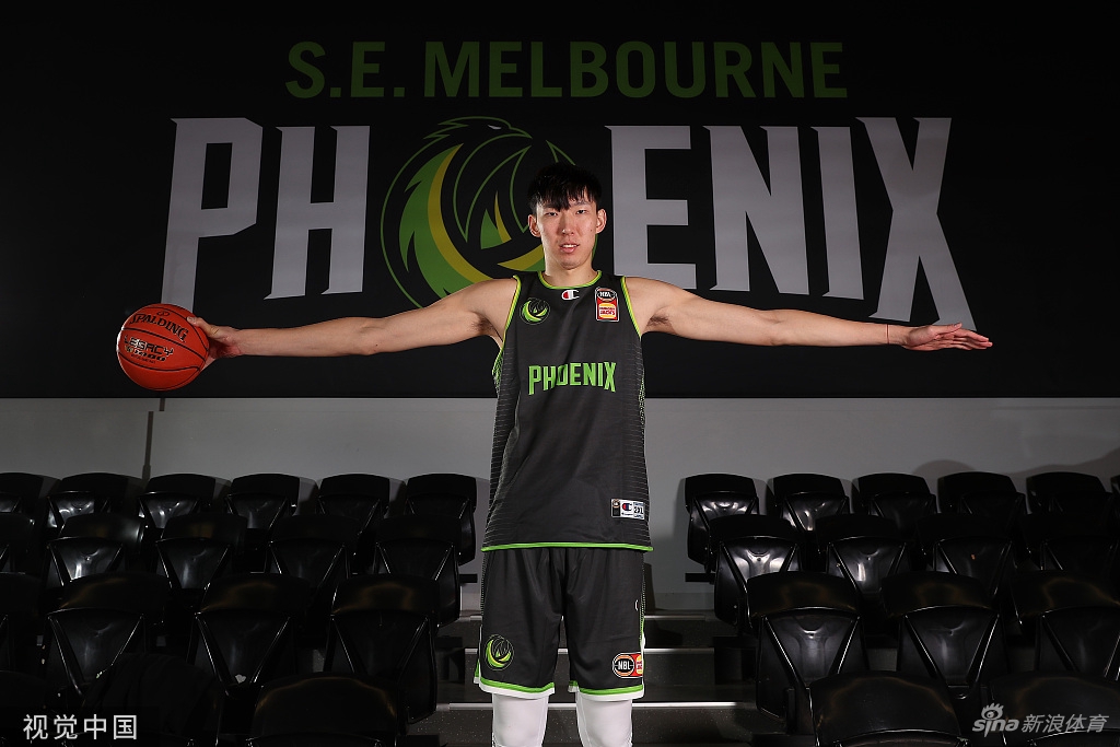 周琦为新东家拍摄新赛季写真