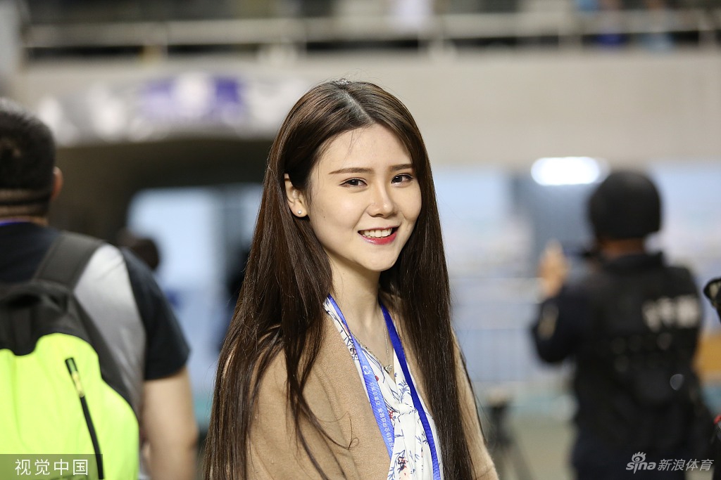 妇女能顶半边天！女记者实力与颜值并存