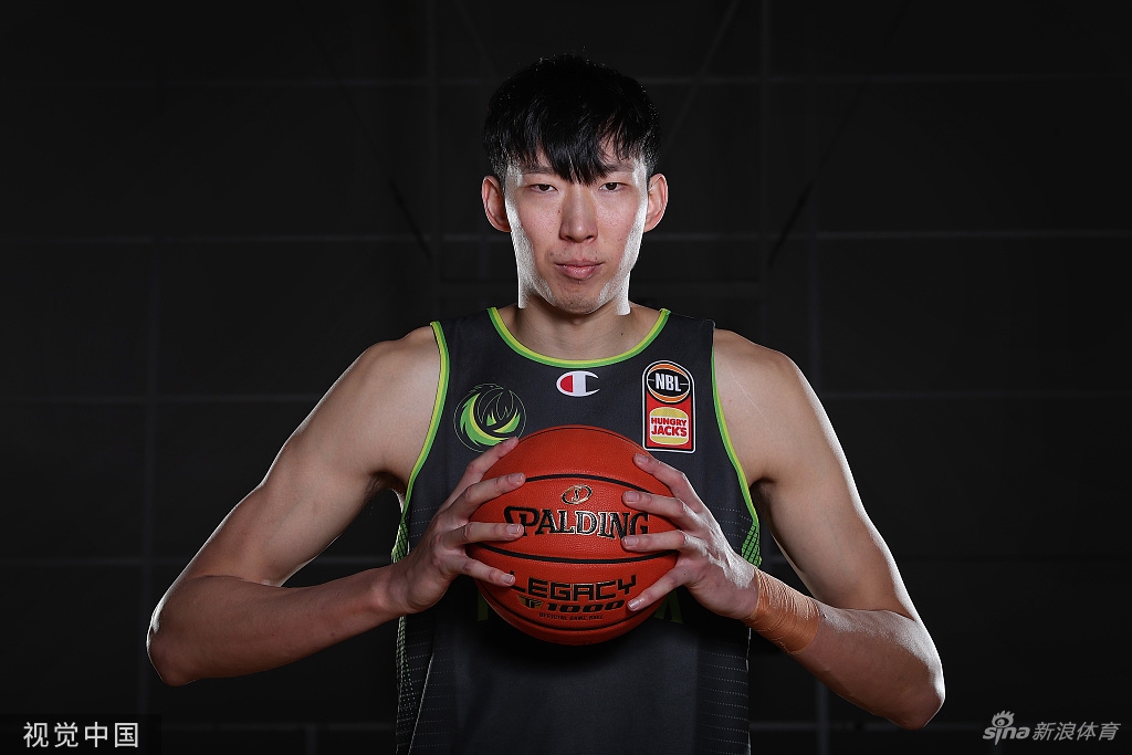 周琦为新东家拍摄新赛季写真