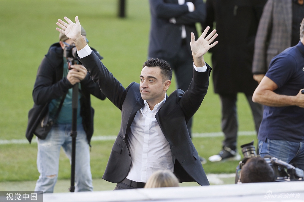 巴萨新帅哈维亮相：将奖杯带回诺坎普