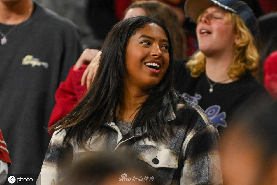 科比大女儿娜塔莉亚现身观战NCAA 看台笑容灿烂魅力四射