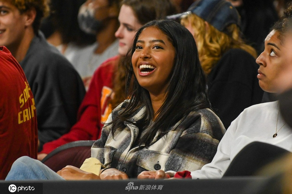 科比大女儿娜塔莉亚现身观战NCAA 看台笑容灿烂魅力四射