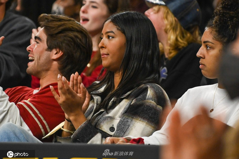 科比大女儿娜塔莉亚现身观战NCAA 看台笑容灿烂魅力四射