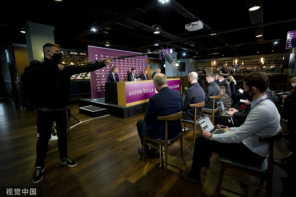 维拉召开发布会 新帅杰拉德举球衣亮相