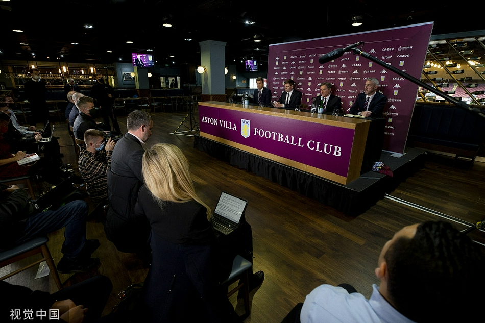 维拉召开发布会 新帅杰拉德举球衣亮相