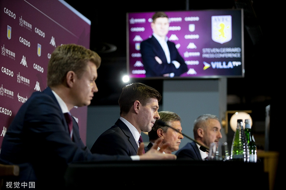 维拉召开发布会 新帅杰拉德举球衣亮相