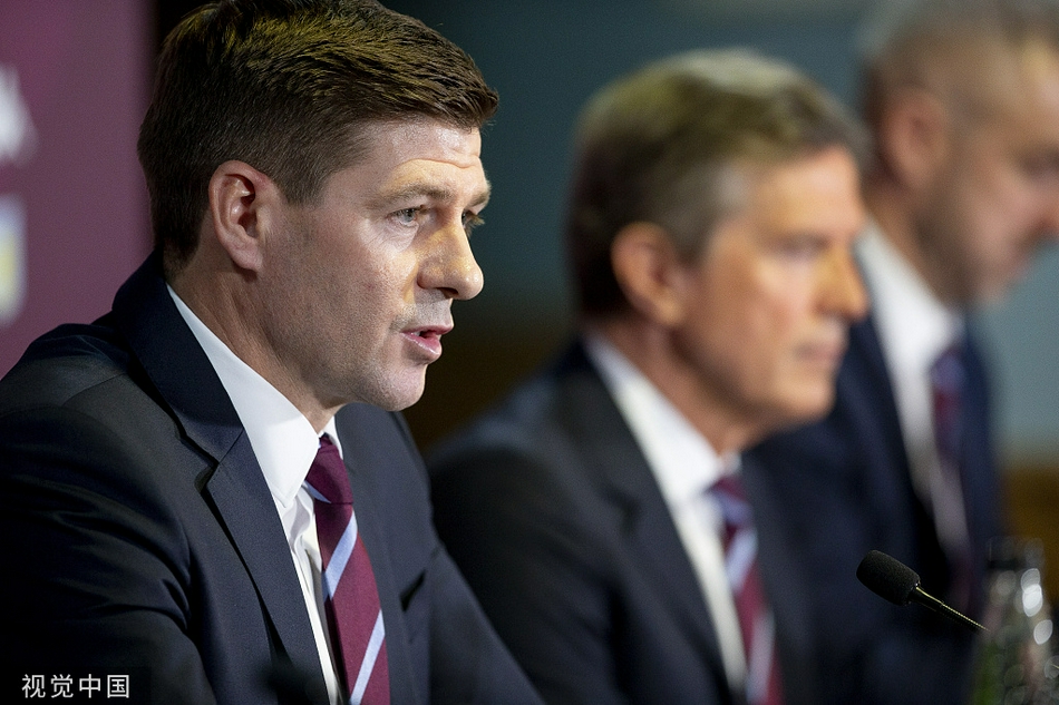 维拉召开发布会 新帅杰拉德举球衣亮相