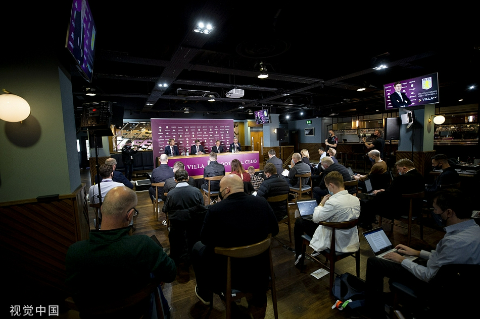 维拉召开发布会 新帅杰拉德举球衣亮相