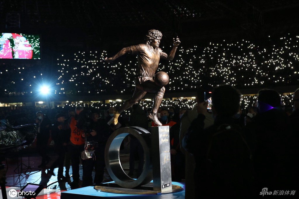 那不勒斯主场正式揭幕马拉多纳雕塑