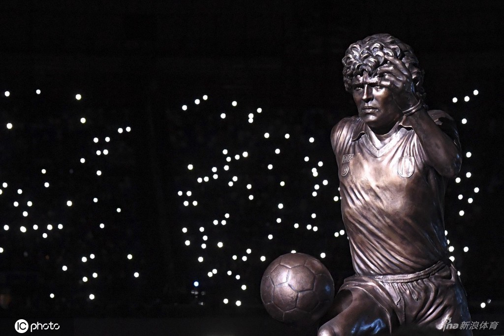 那不勒斯主场正式揭幕马拉多纳雕塑