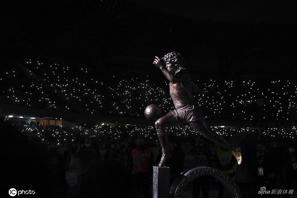 那不勒斯主场正式揭幕马拉多纳雕塑