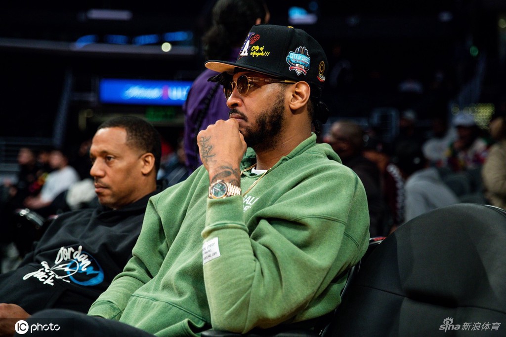 詹姆斯儿子比赛场边大腕云集 甜瓜保罗威少助阵