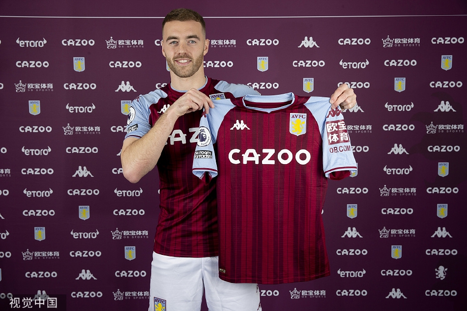 阿森纳后卫钱伯斯加盟维拉手持球衣并拍摄写真