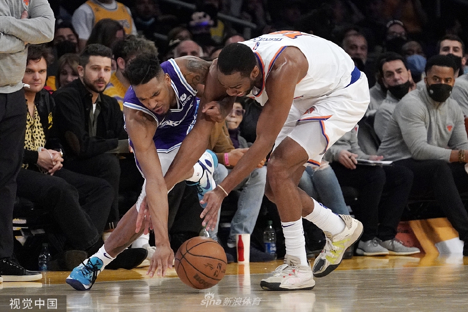 [NBA]尼克斯115-122湖人 詹皇复出砍三双