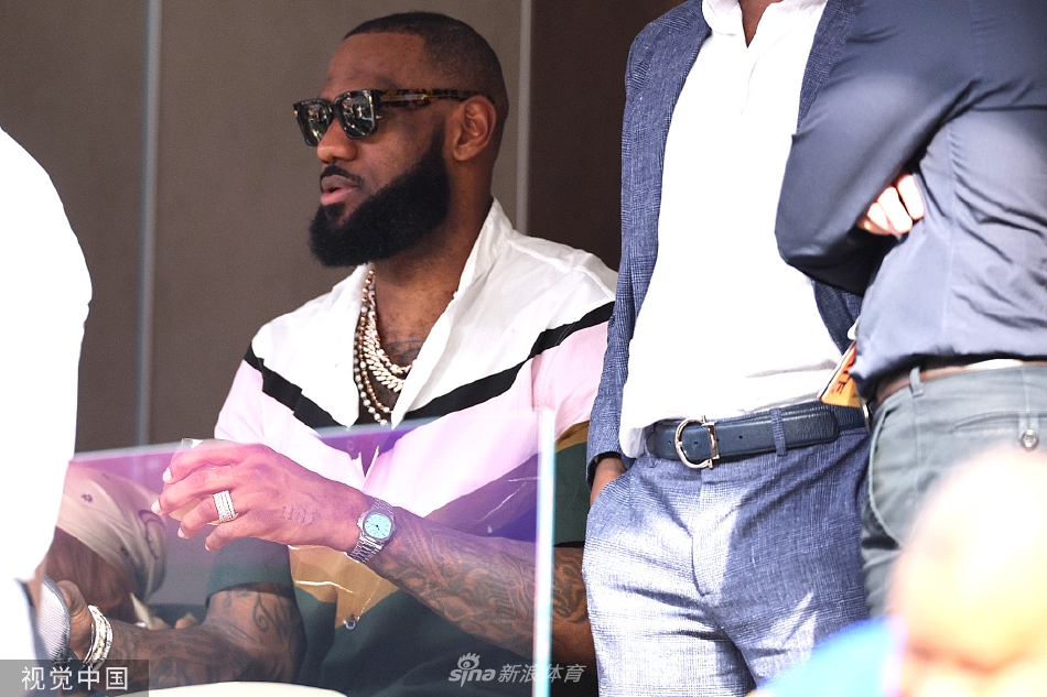 詹姆斯领衔观战超级碗