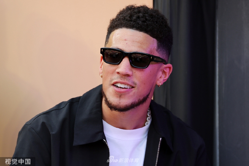 詹姆斯领衔观战超级碗