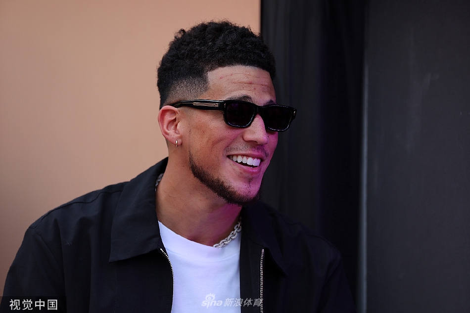 詹姆斯领衔观战超级碗