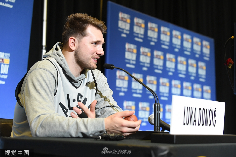 詹姆斯领衔全明星众星出席发布会