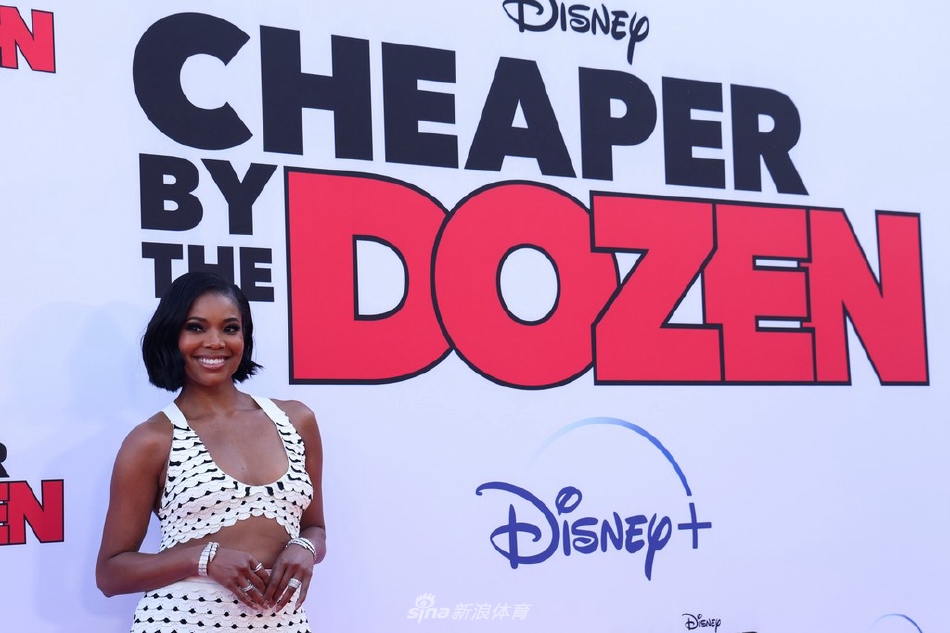 韦德携妻儿亮相红毯