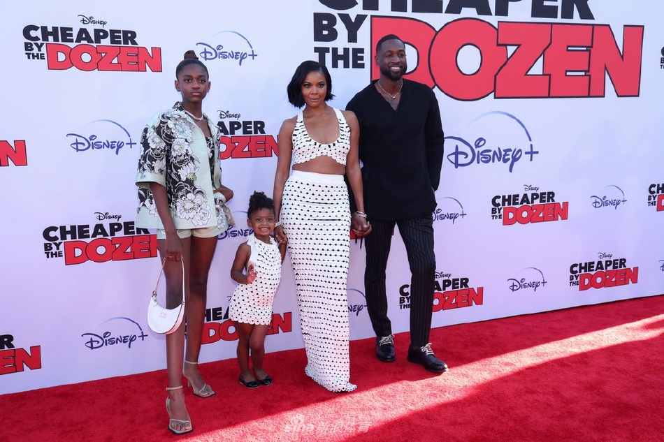 韦德携妻儿亮相红毯