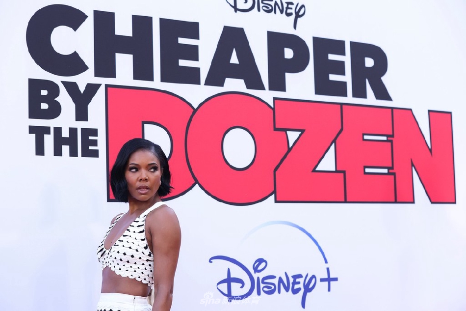 韦德携妻儿亮相红毯