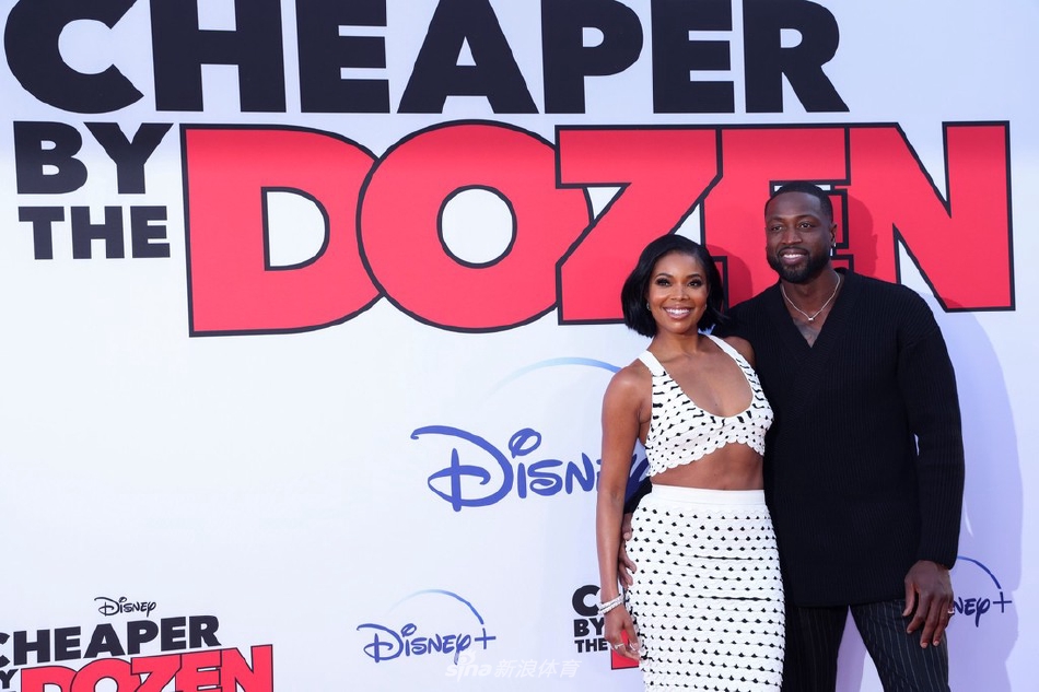 韦德携妻儿亮相红毯