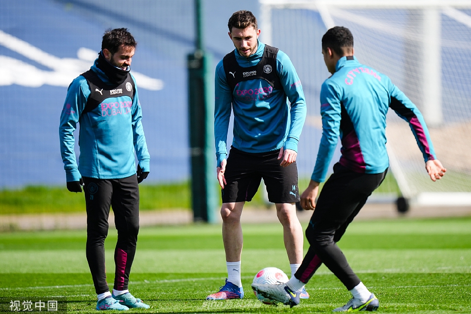 曼城训练备战 众将欢乐抱作一团