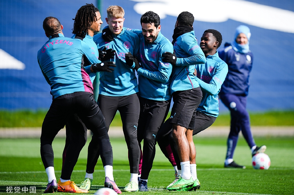 曼城训练备战 众将欢乐抱作一团